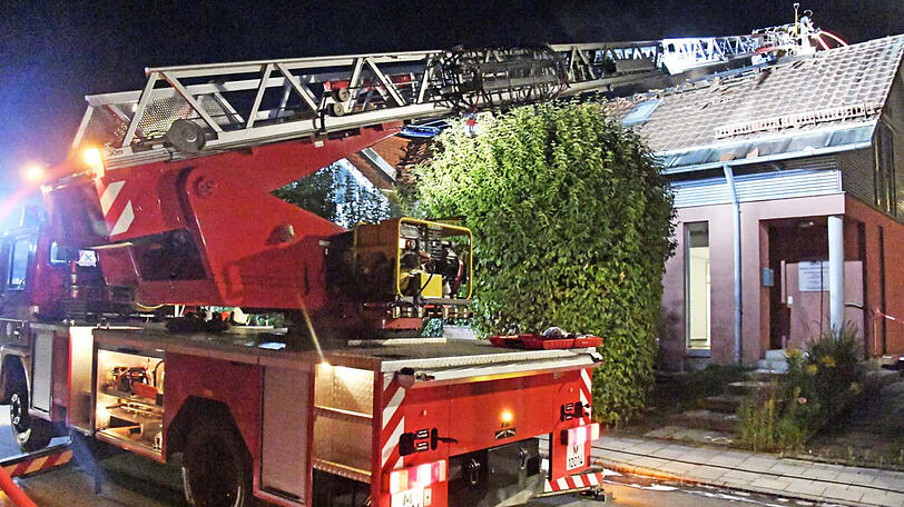 Die Einsatzkräfte mussten die Dachhaut aufwendig entfernen, ehe sie den Brand löschen konnten. Die Bilder.