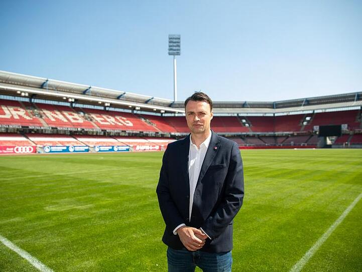 Robert Palikuca steht im Max-Morlock-Stadion. Foto: Daniel Karmann/Archivbild