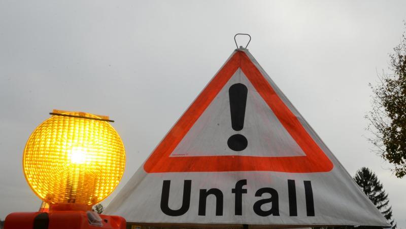 Ein Warndreieck ist an einer Unfallstelle aufgestellt. Foto: Patrick Seeger/dpa/Symbolbild