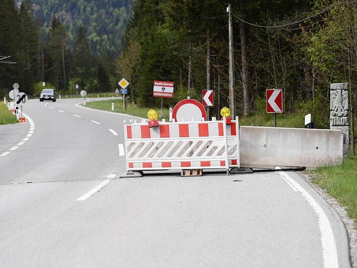 Absperrgitter stehen aneinandergelehnt am Fahrbahnrand der deutsch-österreichischen Grenze. (Archivfoto)