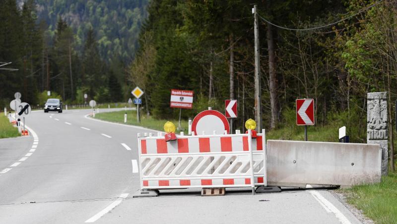 Absperrgitter stehen aneinandergelehnt am Fahrbahnrand der deutsch-österreichischen Grenze. (Archivfoto)