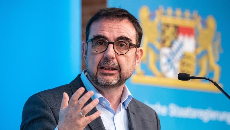 Klaus Holetschek (CSU), Gesundheitsminister von Bayern, will das derzeitige  Kontroll- und Bewertungssystem überprüfen lassen.