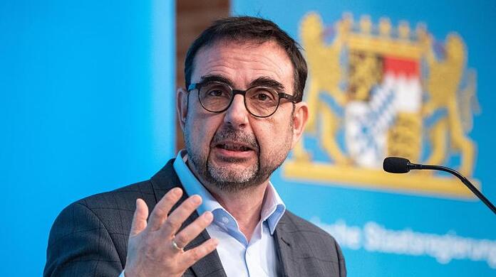 Klaus Holetschek (CSU), Gesundheitsminister von Bayern, will das derzeitige  Kontroll- und Bewertungssystem überprüfen lassen.