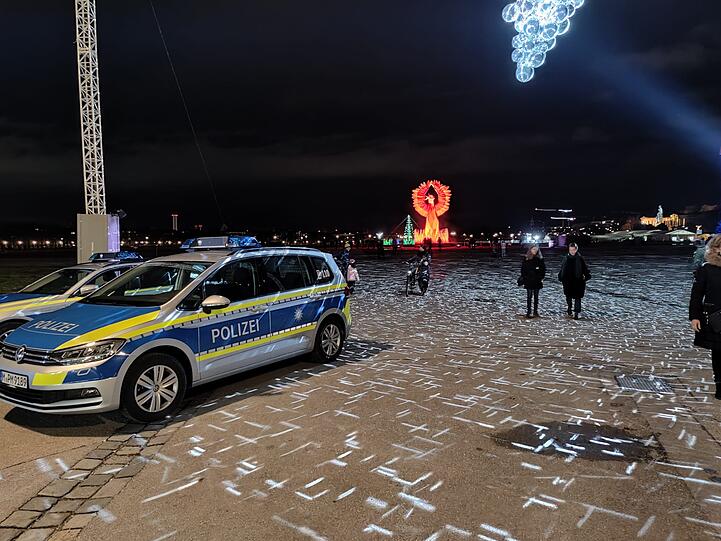 Kurz vor 18 Uhr: Blick auf die Theresienwiese. Eine ursprünglich für den Abend angekündigte Demonstration mit bis zu 5.000 Teilnehmern hatten die Veranstalter kurz zuvor abgesagt - weil sie mit den gerichtlich bestätigten Auflagen nicht zufrieden waren.