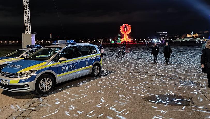 Kurz vor 18 Uhr: Blick auf die Theresienwiese. Eine ursprünglich für den Abend angekündigte Demonstration mit bis zu 5.000 Teilnehmern hatten die Veranstalter kurz zuvor abgesagt - weil sie mit den gerichtlich bestätigten Auflagen nicht zufrieden waren. Kurz vor 18 Uhr: Blick auf die Theresienwiese. Eine ursprünglich für den Abend angekündigte Demonstration mit bis zu 5.000 Teilnehmern hatten die Veranstalter kurz zuvor abgesagt - weil sie mit den gerichtlich bestätigten Auflagen nicht zufrieden waren.