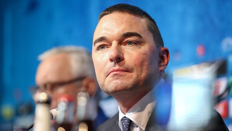 Club-Präsident Werner Gegenbauer (l-r) und Investor Lars Windhorst bei einer Pressekonferenz.