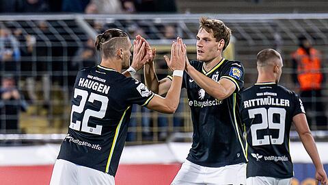 Sigurd Haugen beglückwünscht Max Christiansen nach dessen Traumtor. Sigurd Haugen beglückwünscht Max Christiansen nach dessen Traumtor.