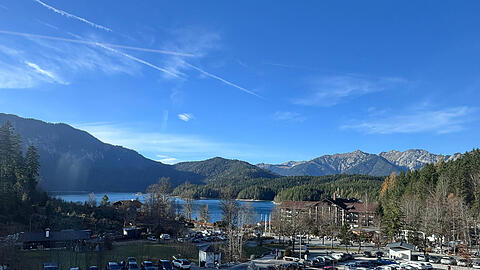 Der Parkplatz vor dem Eibsee. Die Organisatoren Andreas Neuner und Martin Sielmann wollten gegen den vielen Verkehr in Grainau und im Loisachtal demonstrieren. Daraus wird nun kurzfristig nichts.