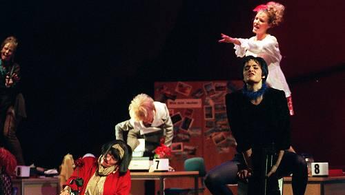 Nach dem Sonderfall “Schweig, Bub“ der Spitzenreiter von 50 Jahren Schauspielhaus: Die Schlager-Show „Sekretärinnen“ kam auf 180 Vorstellungen. Nach dem Sonderfall “Schweig, Bub“ der Spitzenreiter von 50 Jahren Schauspielhaus: Die Schlager-Show „Sekretärinnen“ kam auf 180 Vorstellungen.