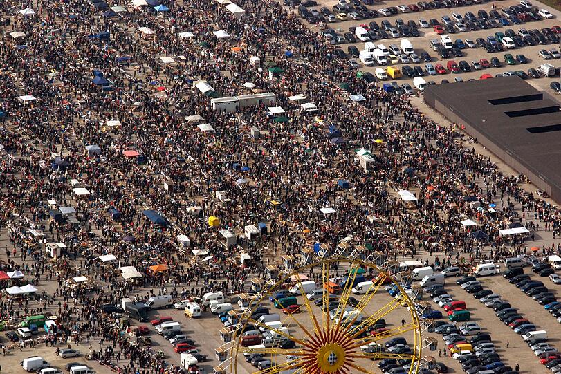 Warten auf den größten Flohmarkt Bayerns - am Samstag auf der Theresienwiese.