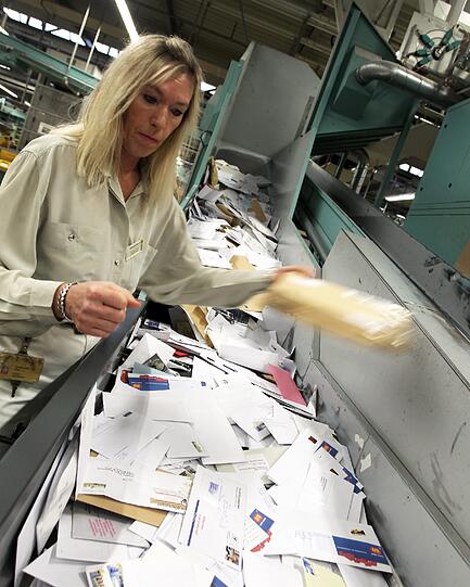 Briefzentrum Arnulfstraße: An dieser Maschine werden von Marianne Planitzer Sachen, die nicht in den Briefkasten gehören, heraussortiert.