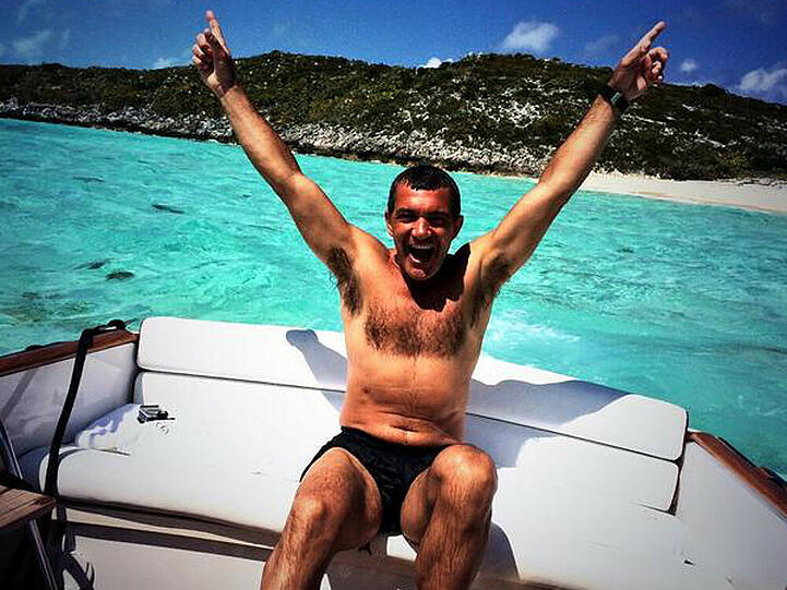 Antonio Banderas vergnügt sich auf einem Boot