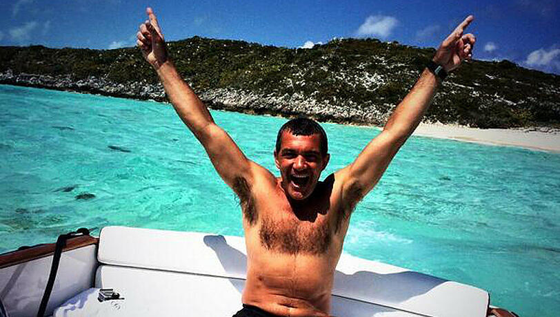 Antonio Banderas vergnügt sich auf einem Boot Antonio Banderas vergnügt sich auf einem Boot