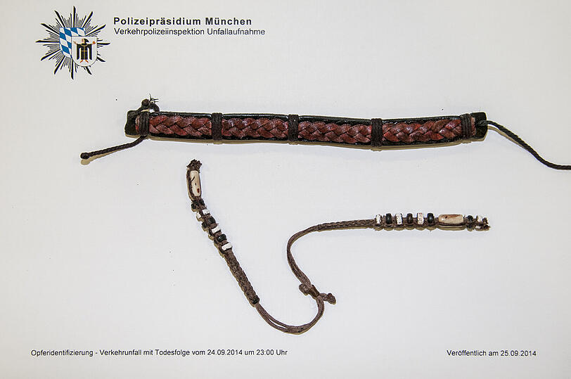 Die Polizei veröffentlicht Fotos von Armbändern, die das Opfer trug. Wer kennt den Toten?