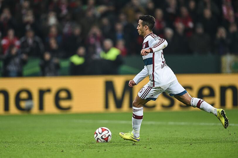 Der Rest war Jubel: Bayerns Thiago versenkt den letzten Elfmeter und wird zum gefeierten Helden.