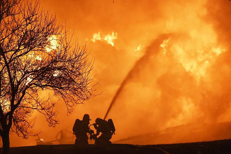 Kurz vor 23 Uhr gingen mehrere Notrufe ein. Als die freiwillige Feuerwehr eintraf, stand die komplette Scheune bereits in Flammen.