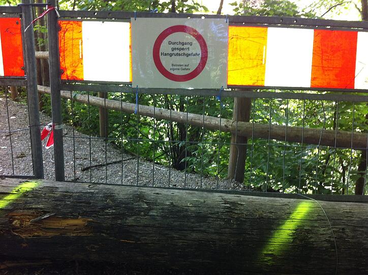 Achtung "Hangrutschgefahr". Für Radler und Fußgänger ist der Durchgang an dieser Stelle gesperrt.