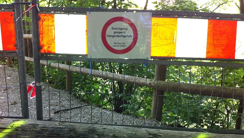 Achtung "Hangrutschgefahr". Für Radler und Fußgänger ist der Durchgang an dieser Stelle gesperrt. Achtung "Hangrutschgefahr". Für Radler und Fußgänger ist der Durchgang an dieser Stelle gesperrt.