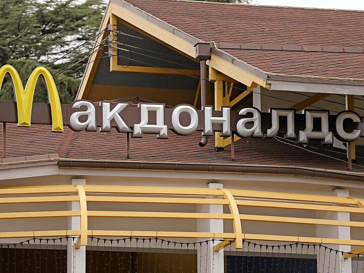 Mit kyrillischen Buchstaben steht "McDonalds" über einer Filiale der amerikanischen Fastfood-Kette McDonalds.