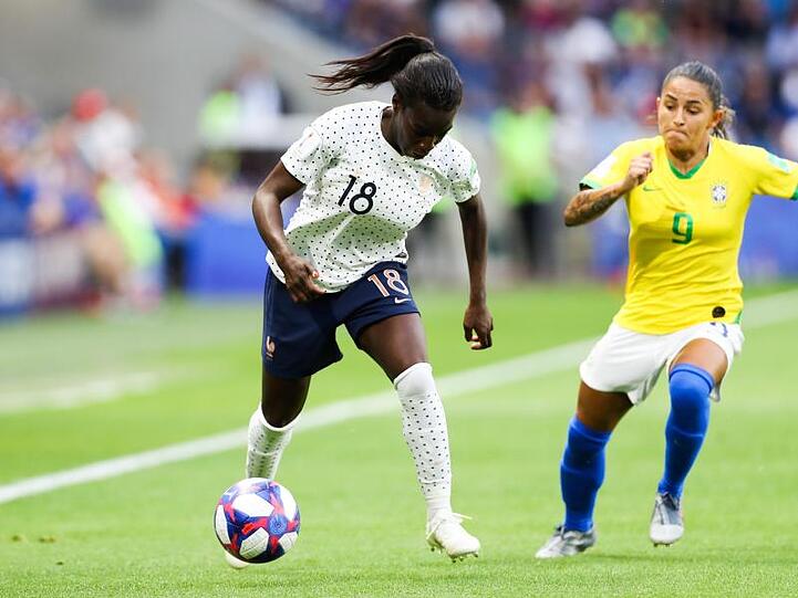 Brasiliens Debora Cristiane de Oliveira (r) und Frankreichs Viviane Asseyi kämpfen um den Ball. Foto: Vanessa Carvalho/ZUMA Wire/dpa/Archivbild