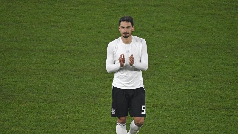 Mats Hummels aus Deutschland geht nach dem Spiel über den Platz. Foto: Ina Fassbender/Archiv