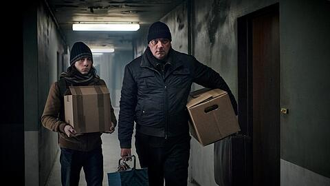 Jaschek (Charly Hübner) und sein aufgeweckter Sohn (Tristan Göbel).