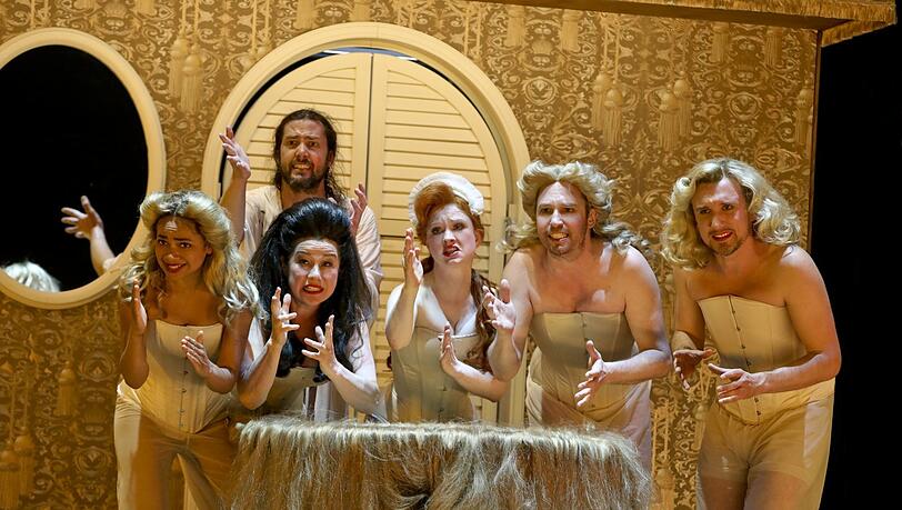 Isabell Antonia Höckel, Nicola Mastroberardino, Katja Jung, Pia Händler, Florian von Manteuffel und Thomas Lettow (von links) spielen Molière.