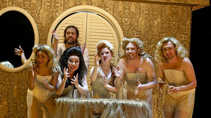 Isabell Antonia Höckel, Nicola Mastroberardino, Katja Jung, Pia Händler, Florian von Manteuffel und Thomas Lettow (von links) spielen Molière.