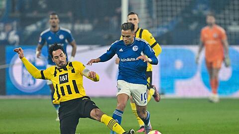 Mats Hummels (l) und der BVB kamen im Derby auf Schalke trotz zweimaliger Führung nur zu einem 2:2.