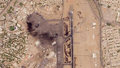 Das Satellitenfoto vom 17. April zeigt beschädigte Flugzeuge, darunter ein brennendes, auf dem Flughafen von Khartum.