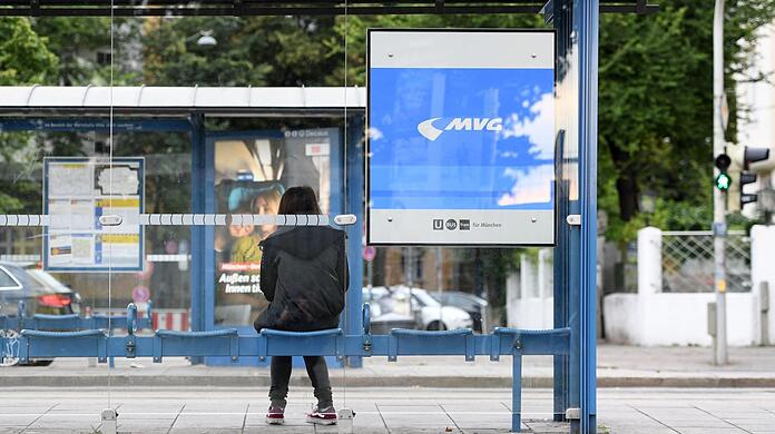 Auf den Bus warten: Ein übliches Bild in München. Weil die MVG gerade ein Minus macht, wird der Takt nicht verdichtet.