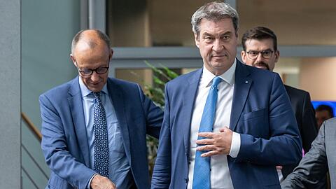 Friedrich Merz (l), CDU-Vorsitzender, und Markus Söder, CSU-Parteivorsitzender nach einer Sitzung.