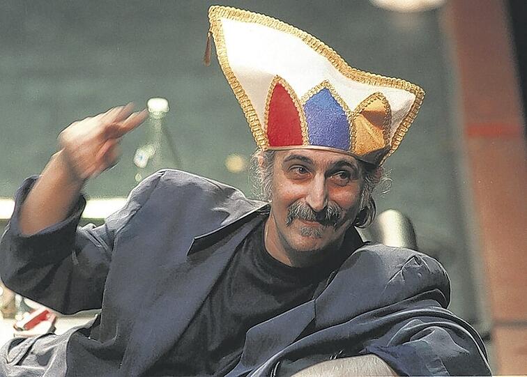 Ernsthafte Narrenstreiche einer vor 15 Jahren verstorbenen Rock&ndash;Legende: Die Musik von Frank Zappa ließ die Nürnberger Tafelhalle jubeln.
