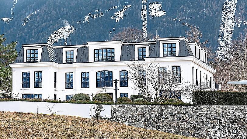 Hier hat René Benko bis zu seiner Verhaftung mit seiner Familie residiert. Nun ist die Villa im Innsbrucker Stadtteil Igls geräumt worden. Hier hat René Benko bis zu seiner Verhaftung mit seiner Familie residiert. Nun ist die Villa im Innsbrucker Stadtteil Igls geräumt worden.