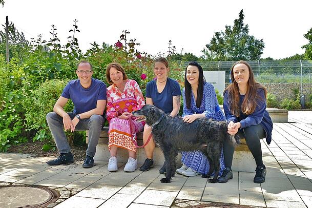 Auf dem Gruppenfoto zu sehen sind (v.l.): Thomas Zeiner, Geschäftsführer des Tierheims, Gitti Walbrun, Anna Murer, Tierpflegerin, Anita Eichhorn und Elena Zimmermann, Eventmanagerin im Tierheim. Auf dem Gruppenfoto zu sehen sind (v.l.): Thomas Zeiner, Geschäftsführer des Tierheims, Gitti Walbrun, Anna Murer, Tierpflegerin, Anita Eichhorn und Elena Zimmermann, Eventmanagerin im Tierheim.