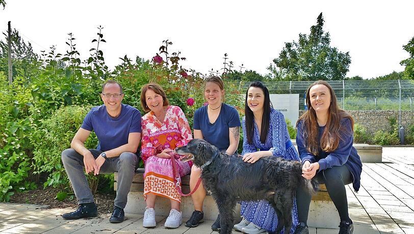 Auf dem Gruppenfoto zu sehen sind (v.l.): Thomas Zeiner, Geschäftsführer des Tierheims, Gitti Walbrun, Anna Murer, Tierpflegerin, Anita Eichhorn und Elena Zimmermann, Eventmanagerin im Tierheim. Auf dem Gruppenfoto zu sehen sind (v.l.): Thomas Zeiner, Geschäftsführer des Tierheims, Gitti Walbrun, Anna Murer, Tierpflegerin, Anita Eichhorn und Elena Zimmermann, Eventmanagerin im Tierheim.