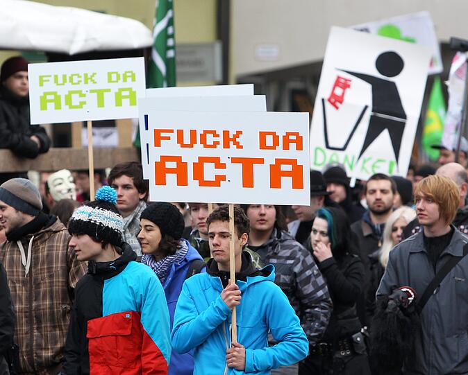 Affige Kostüme, witzige Plakate und viele Masken: Die Bilder von der Anti-ACTA-Demo in München