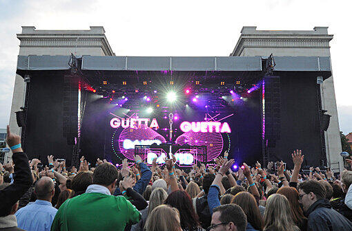 Es war für viele das Highlight des Event-Wochenendes in München. Star-DJ David Guetta legte am Königsplatz auf. Die Bilder vom München-Auftritt.