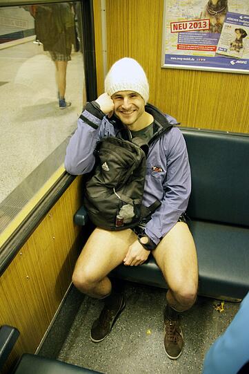 So macht U-Bahn fahren Spaß. Die Bilder vom Unterhosen-Flashmob in München.