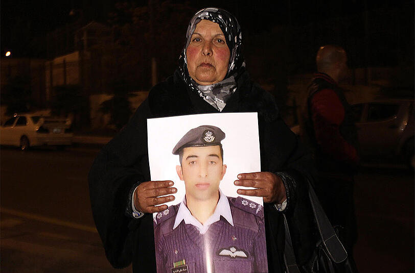 Die Mutter des Piloten mit einem Bild ihres Sohnes.