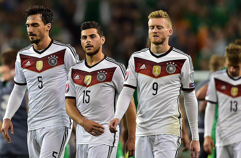 Bedröppelte DFB-Spieler nach der Qualifikations-Niederlage gegen Irland.