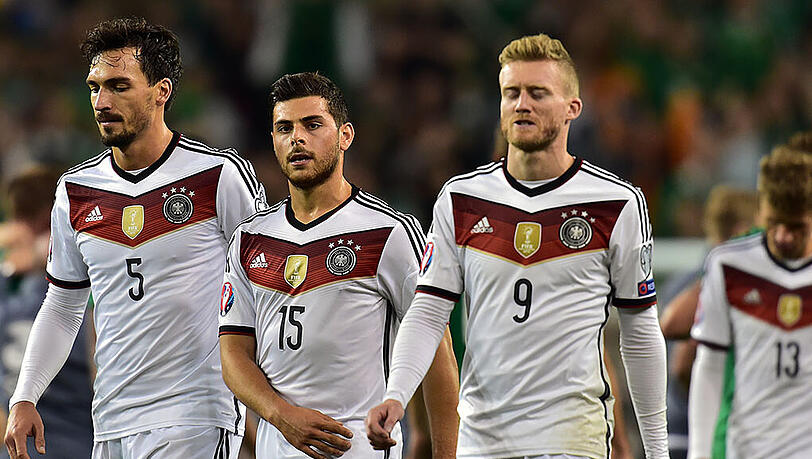 Bedröppelte DFB-Spieler nach der Qualifikations-Niederlage gegen Irland. Bedröppelte DFB-Spieler nach der Qualifikations-Niederlage gegen Irland.