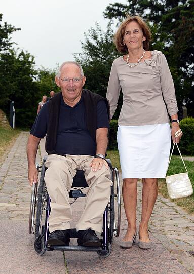 Im Norden des Landes entspannt indessen Finanzminister Wolfgang Schäuble. Auch in diesem Sommer geht es für den CDU-Politiker und seine Frau Ingeborg wieder nach Sylt.