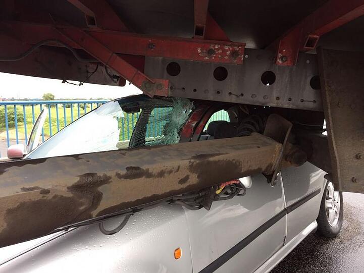 Schwerer Verkehrsunfall auf der Elbbrücke in Sachsen-Anhalt