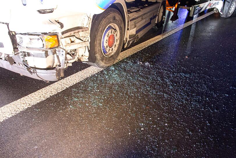 Am Dienstagabend startete ein 26-Tonner eine Amokfahrt und hinterließ eine Spur der Verwüstung. Die Hintergründe sind noch unklar.