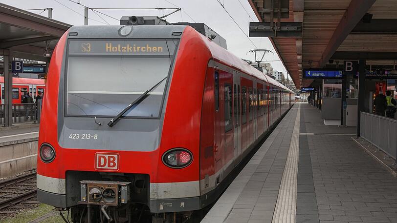 Zu den Hauptverkehrszeiten ist die Mitnahme von Fahrrädern in U- und S-Bahnen nicht erlaubt.