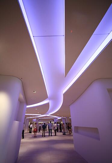 Das neue Foyer - mit Wow-Effekt: Die indirekte LED-Beleuchtung taucht den Raum je nach Wunsch in blaues, grünes oder rotes Licht.