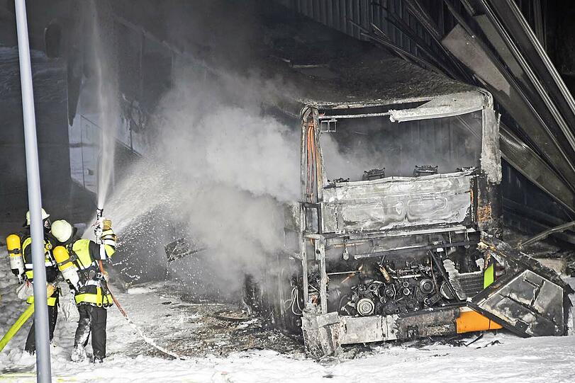 Brennender Reisebus am Mittleren Ring in Giesing: Die Feuerwehr ist mit einem Großaufgebot im Einsatz.