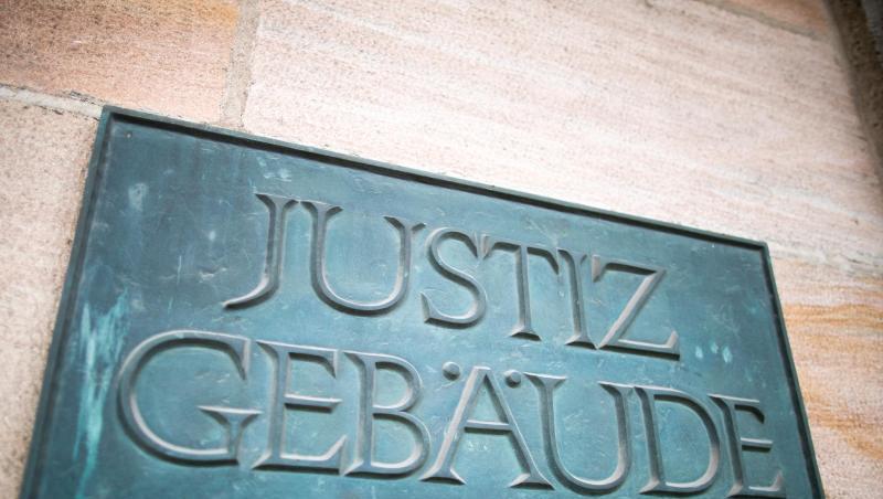 Ein Schild mit der Aufschrift "Justizgebäude" hängt am Eingang am Landgericht Nürnberg-Fürth. Foto: Daniel Karmann/Archiv Ein Schild mit der Aufschrift "Justizgebäude" hängt am Eingang am Landgericht Nürnberg-Fürth. Foto: Daniel Karmann/Archiv
