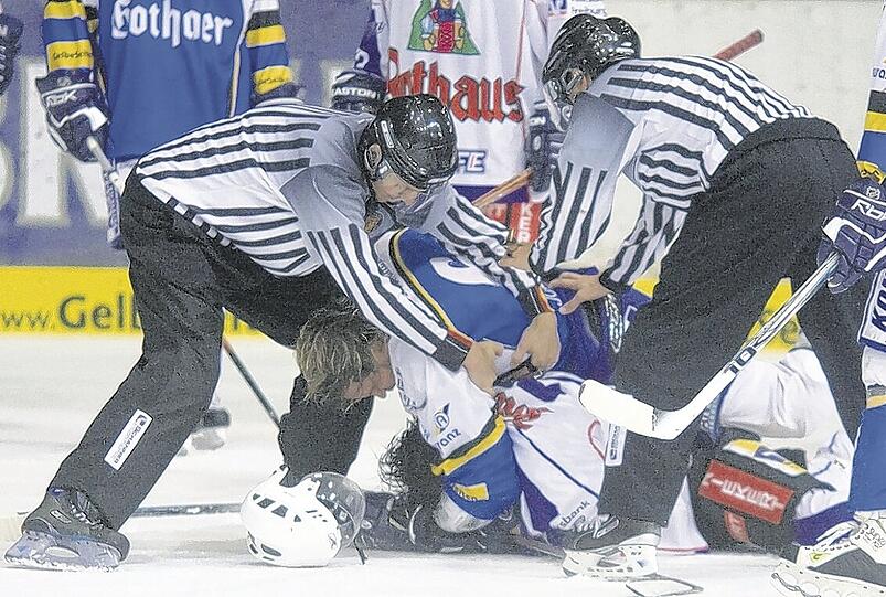 Gemeinsam gegen den EHC? Zwei Schiedsrichter versuchen im Freiburg-Spiel EHC-Rauhbein Markus Jocher zu stoppen.